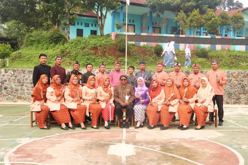 Peringati Hari Guru Nasional 2024 SMK Negeri 7 kendal Serahkan Penghargaan Bagi Guru dan Tenaga Kependidikan Teladan