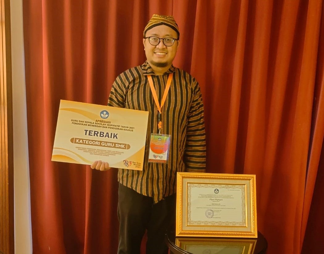 Abdul Rozak, S.Pd., Guru SMK Negeri 7 Kendal  Menerima Penghargaan Guru SMK Inspiratif Tingkat Nasional Tahun 2021