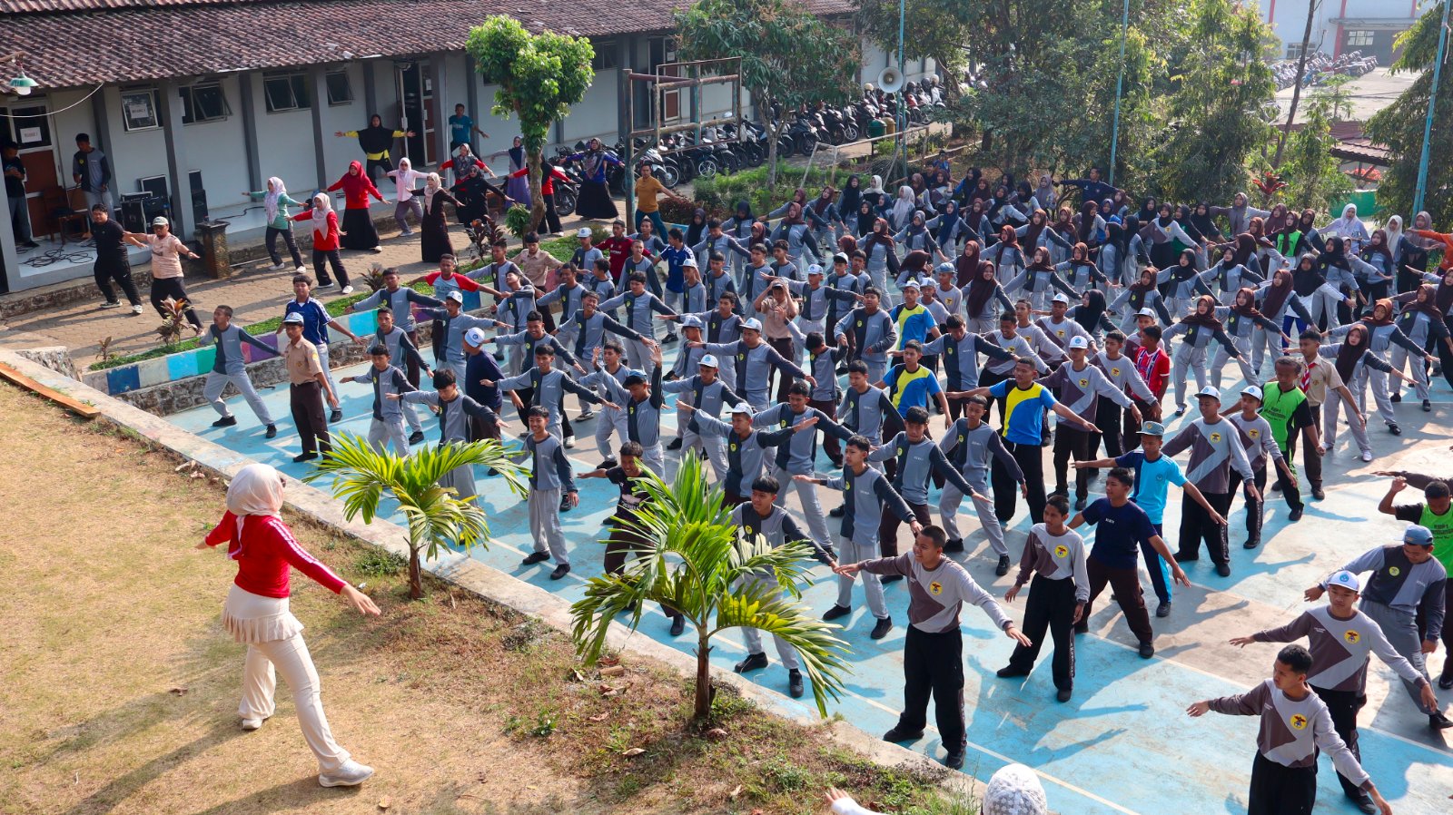 Tingkatkan Kebugaran Murid, SMK N 7 Kendal Gelar "Jumat Sehat" Lewat Senam Aerobik Bersama Instruktur Profesional